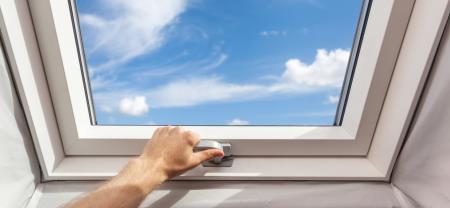 Come pulire le finestre della mansarda: i prodotti da usare