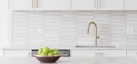 Come pulire le piastrelle della cucina e farle brillare