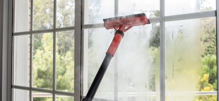 Come pulire vetri alti: consigli e attrezzi da usare