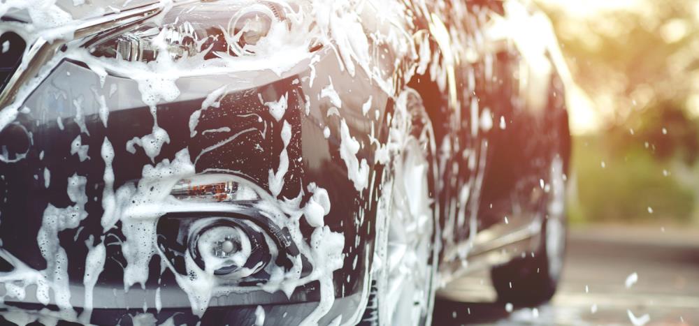 Come lavare l’auto a casa: guida pratica e prodotti utili