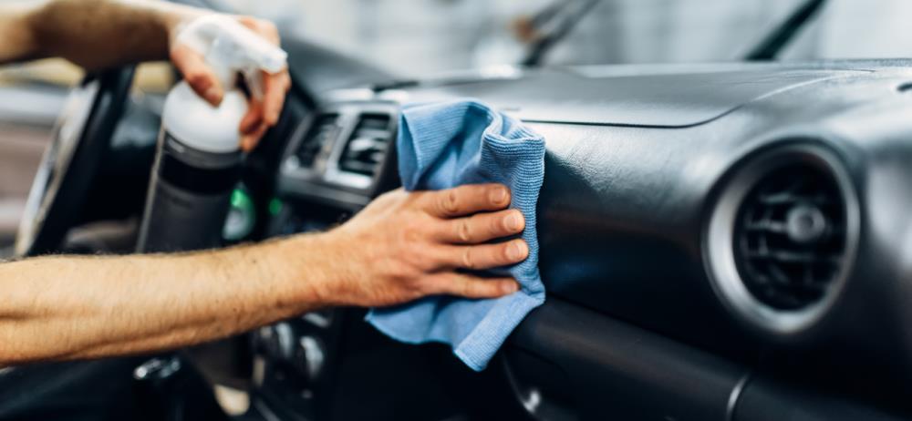 Come pulire il cruscotto dell'auto: consigli e prodotti