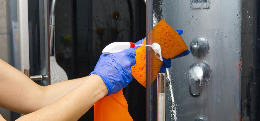 Come pulire il box doccia in plastica: prodotti da usare