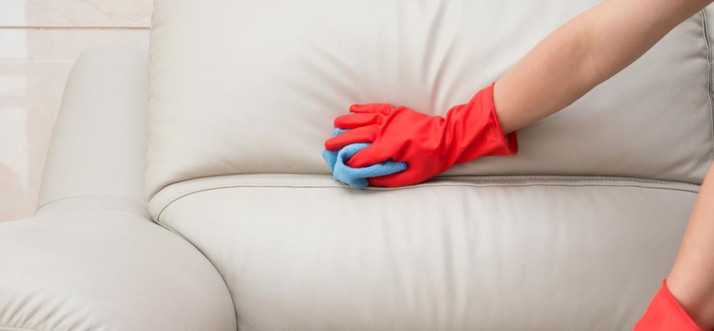 Come pulire il divano in pelle: i consigli e i prodotti da usare