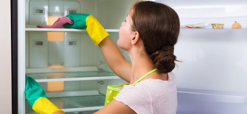 Come pulire il frigo: consigli pratici e prodotti da usare