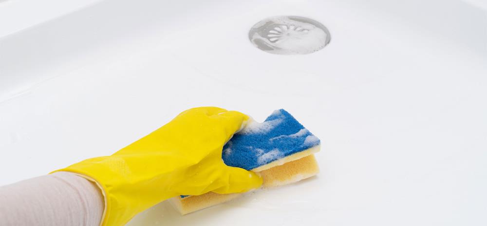 Come pulire il piatto doccia ingiallito e macchiato da calcare e ruggine