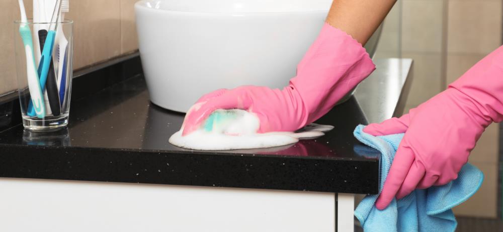 Come pulire il mobile bagno: consigli pratici e prodotti da usare