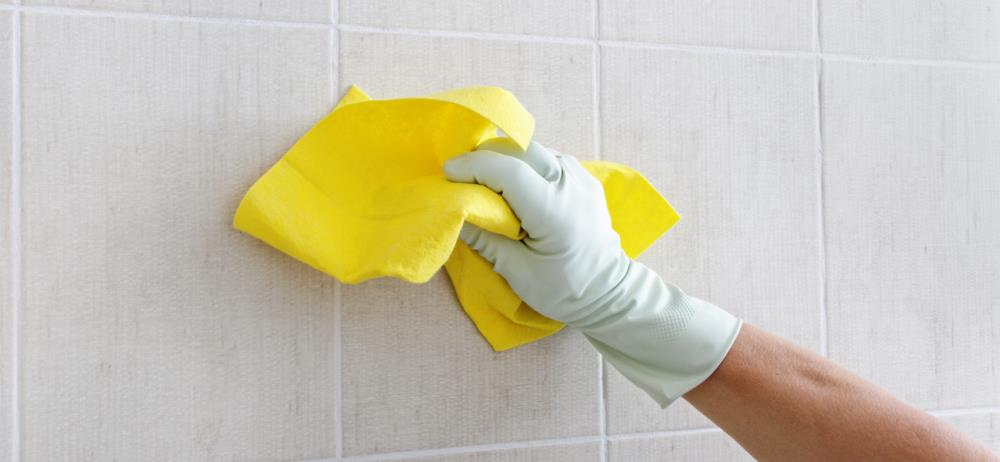 Come pulire i muri di casa da macchie e polvere: consigli pratici