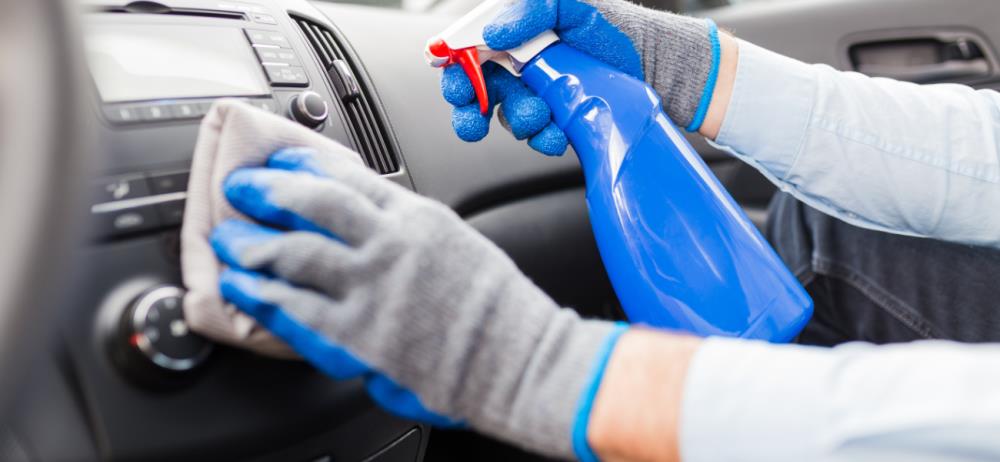 Come pulire le plastiche interne dell'auto