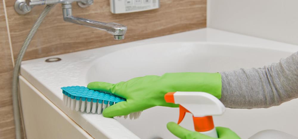 Come pulire la vasca da bagno e farla tornare come nuova